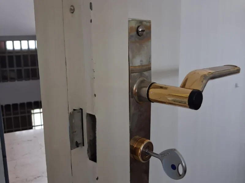 Técnico abriendo una cerradura Fichet sin dañar la puerta en Madrid Centro