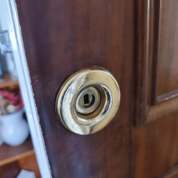 Bombín Fichet instalado en puerta de caoba clásica en Madrid Centro