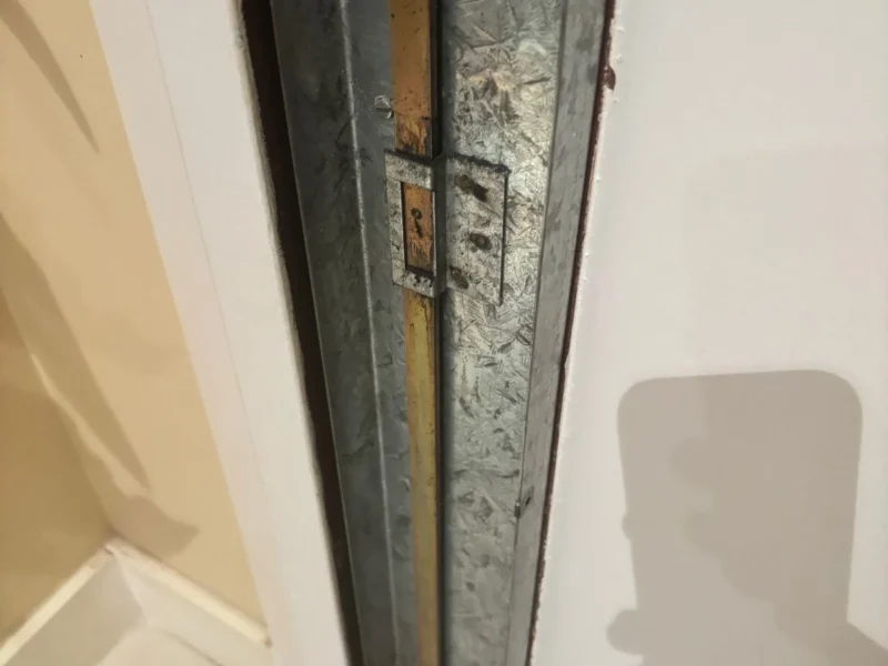 Canto de puerta con cerradura Fichet reforzada en Chamberí, Madrid