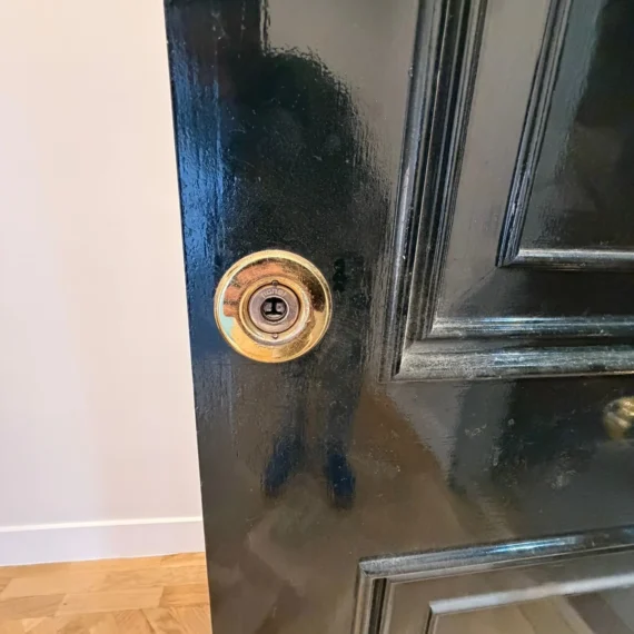 Detalle de cilindro Fichet en puerta negra en Retiro, Madrid