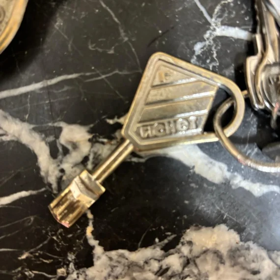 Llave Fichet 787 original tras la copia con tarjeta en Chamberí, Madrid