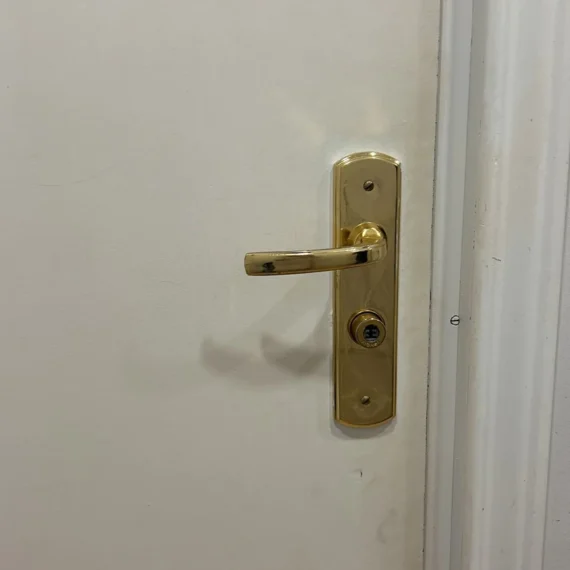 Manilla y cilindro Fichet en puerta blanca en Moncloa, Madrid