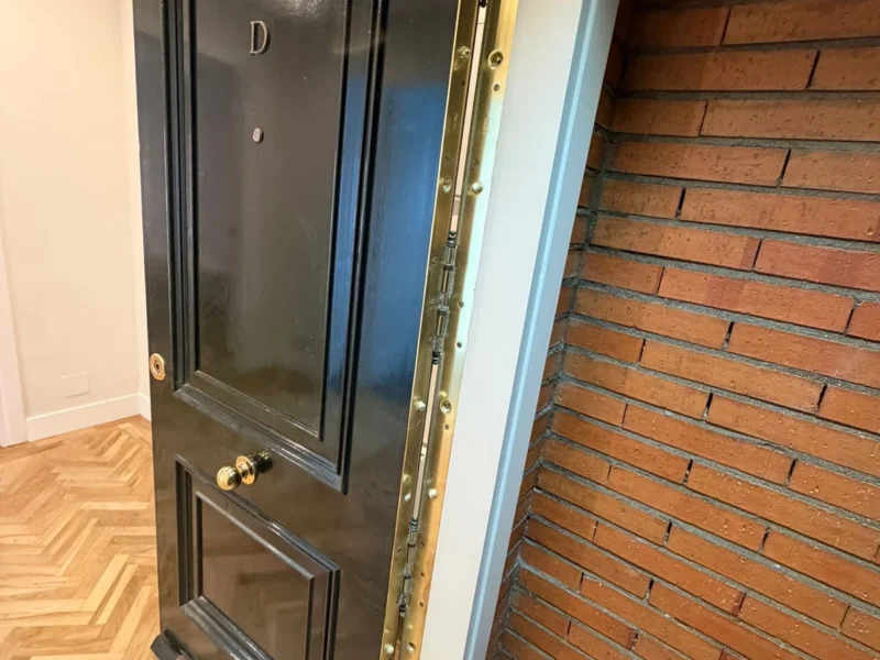 Puerta acorazada Fichet negra instalada en una vivienda de Pozuelo de Alarcón, Madrid